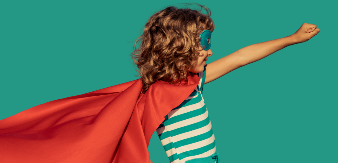 Lapsi supersankariasussa