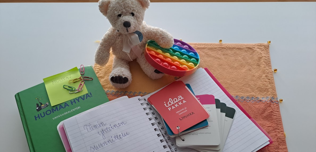 Nalle ja vihko pöydällä.