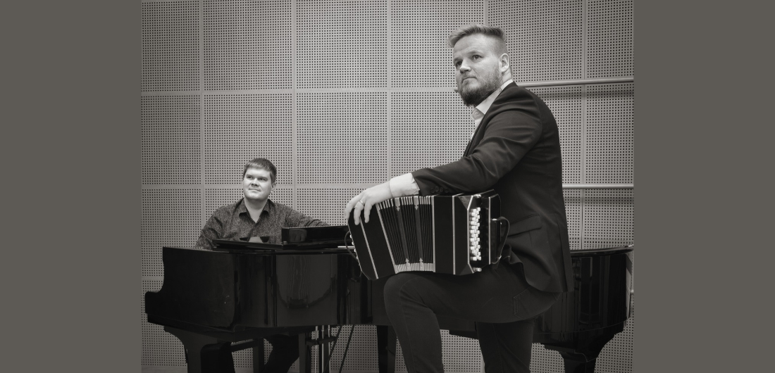 Valokuvassa Tango del norte -yhtye bandoneonin ja pianon kanssa.