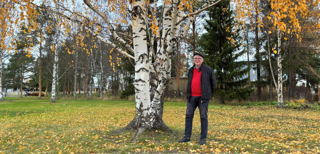 Tapio Junttila syksyisessä puistossa.