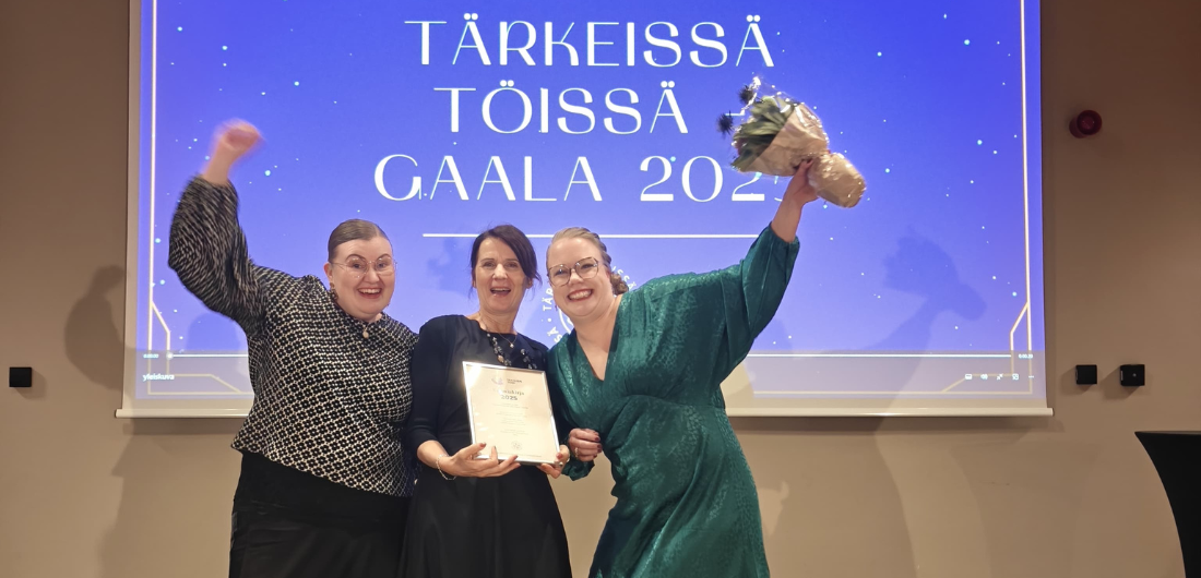 Hanna Ikonen, Eliisa Tornberg ja Kaisa Salmu tuulettavat voittoaan Tärkeissä töissä -gaalassa.