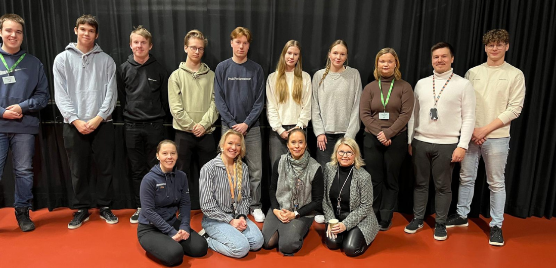 Kuvassa lukion työelämään tutustuvat nuoret sekä heitä ohjanneet ammattilaiset.