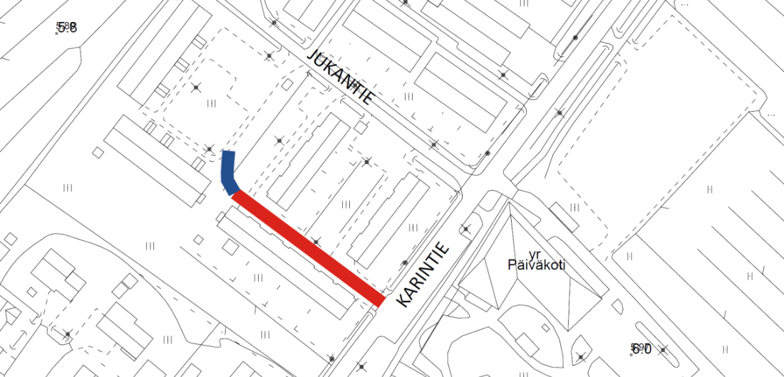 Väliaikainen kulkureitti Karientie 12:sta Jukantie 4:n kiinteistölle kulkee puistokujaa pitkin