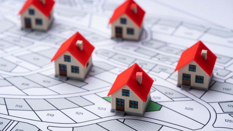 Lelutaloja kartan päällä.