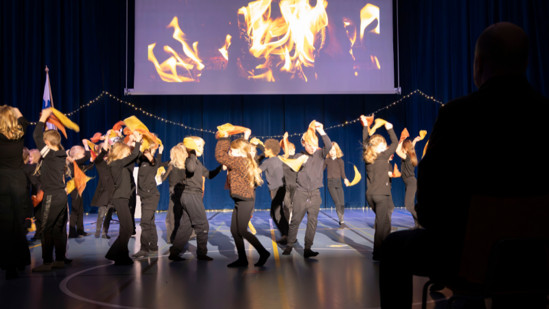 Tuliesitys Tupoksen koulun 100-vuotisjuhlassa.