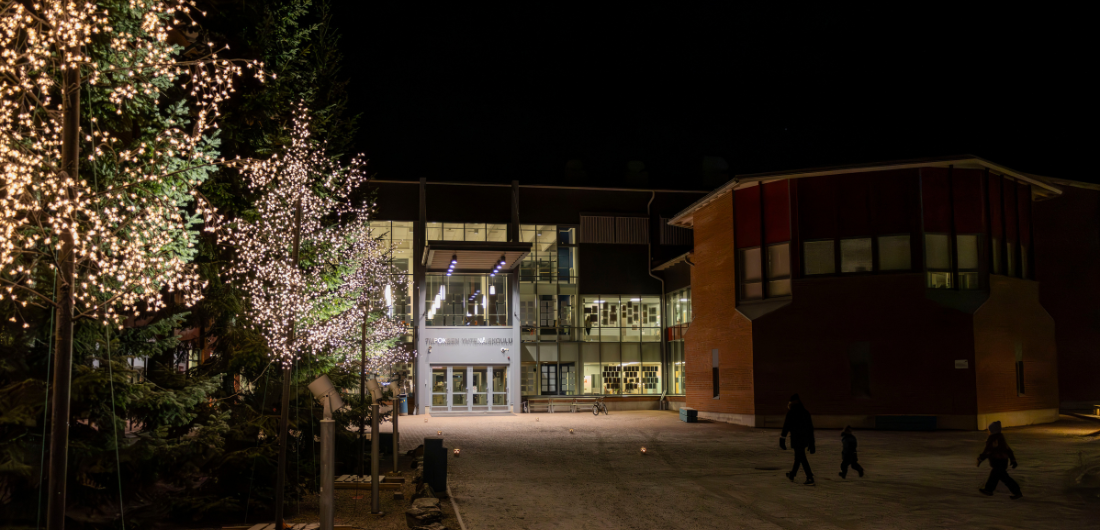 Tupoksen koulu ulkoa kuvattuna.