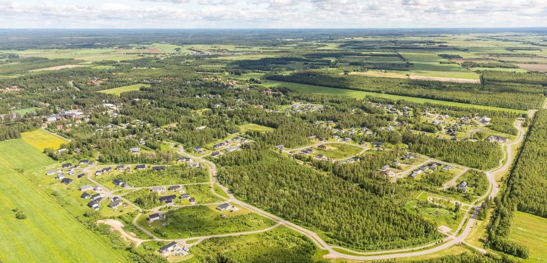 Tupoksen kylä ilmakuvassa kesäisenä aamuna.