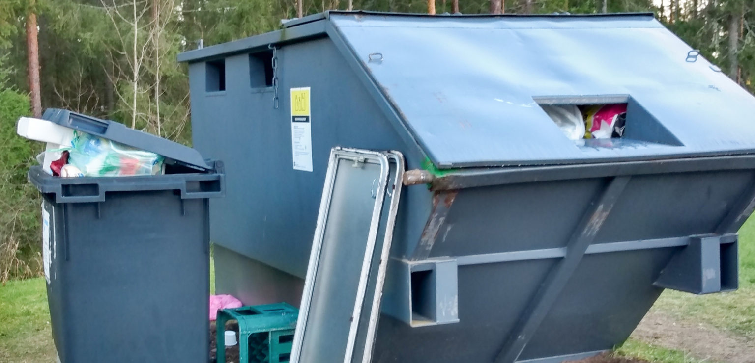 Väärinlajiteltuja jätteitä kierrätyspisteellä.