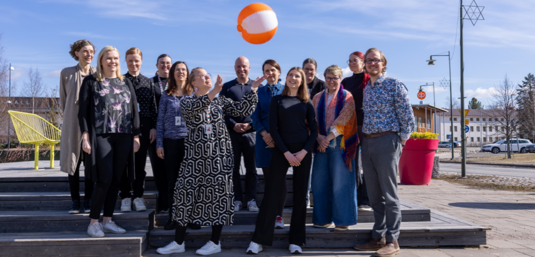 Työhyvinvoinnin rakentajat -hankkeen kuntien edustajat Limingan torilla.