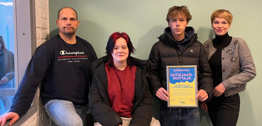 Uutisjahti -kilpailun voittajaluokan edustajat ja voiton kunniaksi jaettu diplomi.