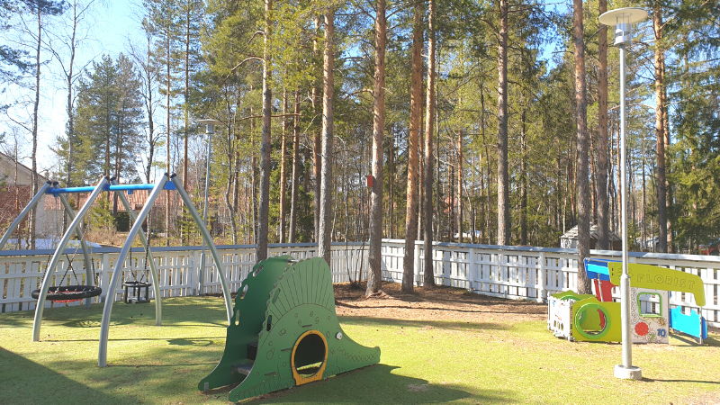 Päiväkodin piha-alue, jossa alle kolmevuotiaat ulkoilevat