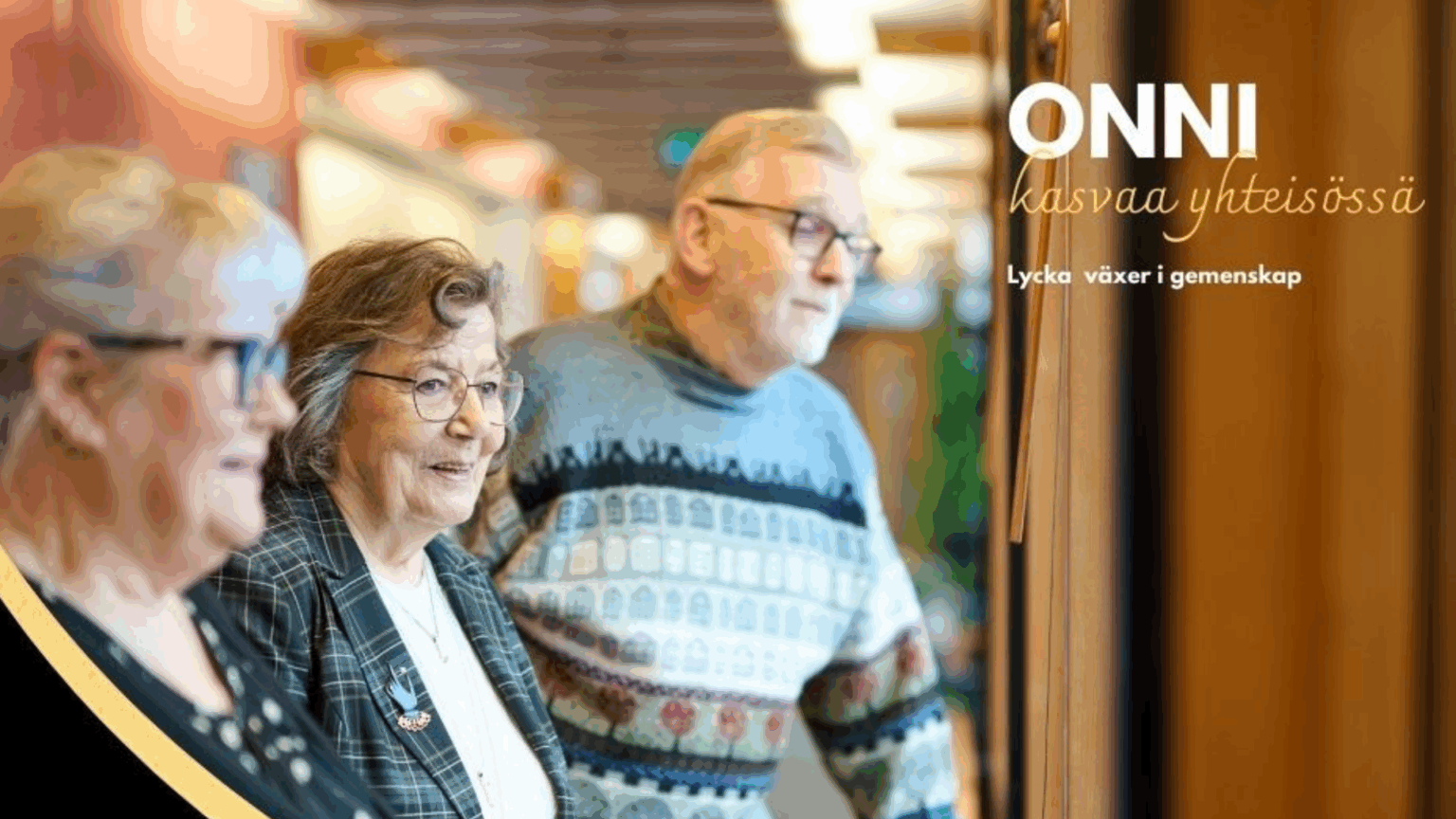 Kolme iäkästä ihmistä katsoo sivullepäin. Teksti: Onni kasvaa yhteisössä. Lycka växer i gemenskap.