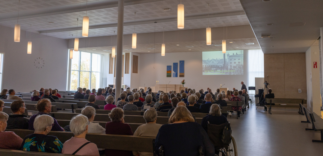 Vanhustenviikon pääjuhlan yleisöä.