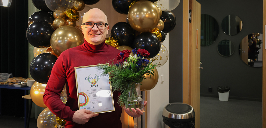 Rehtori Jukka Pietilä kunniakirjoineen.