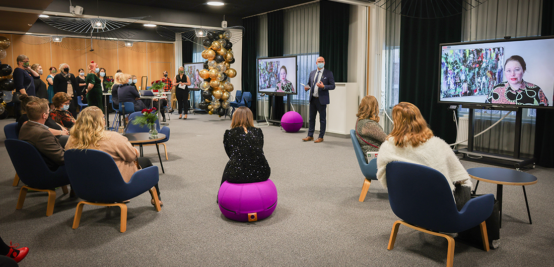 Limingan kunnan työntekijöitä palkitaan kehittämisteoista.
