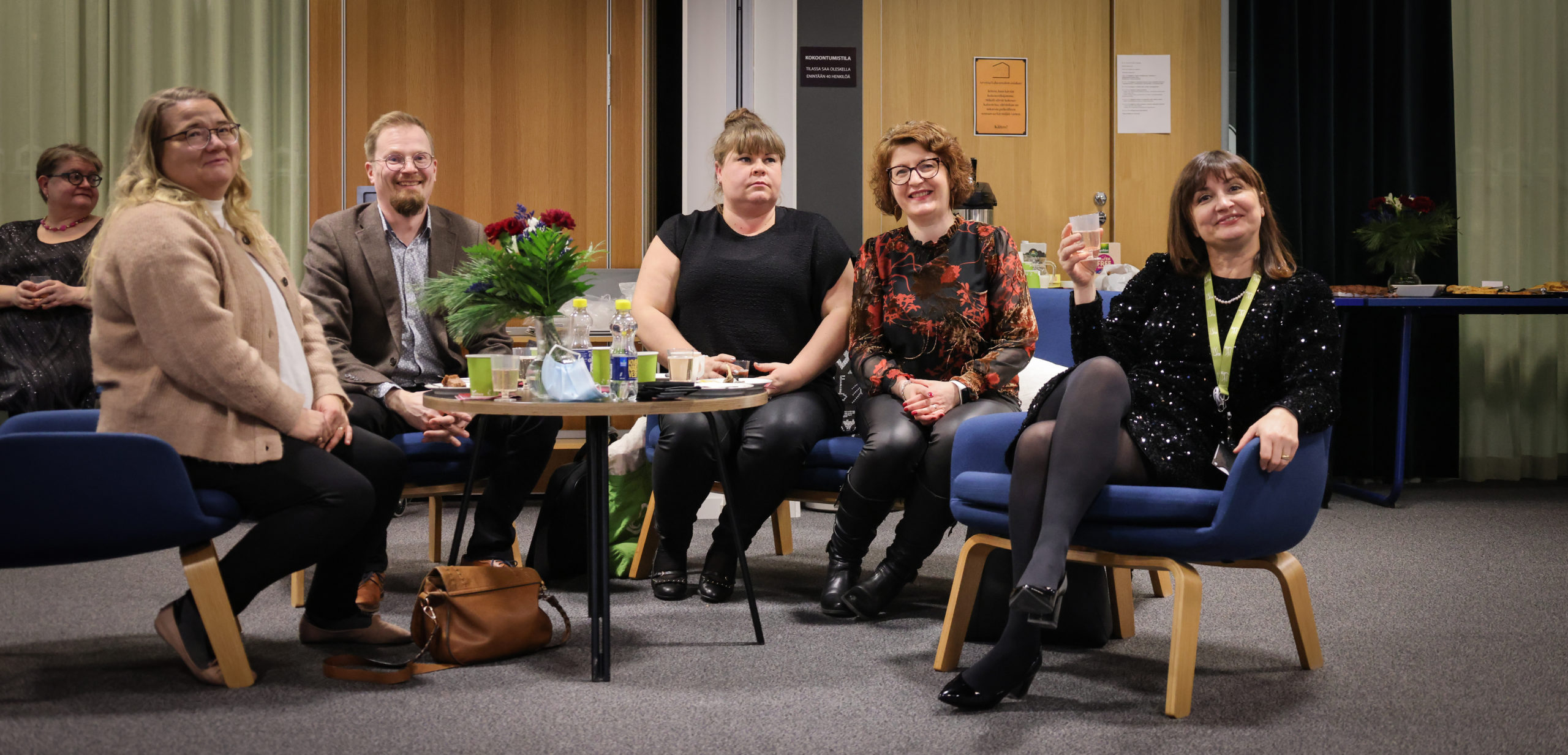 Kunnan työntekijöitä juhlagaalassa.