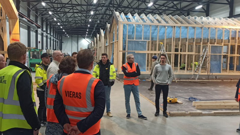 Rakennusalan toimijoita tutustumassa HAWOn hallitilaan. 