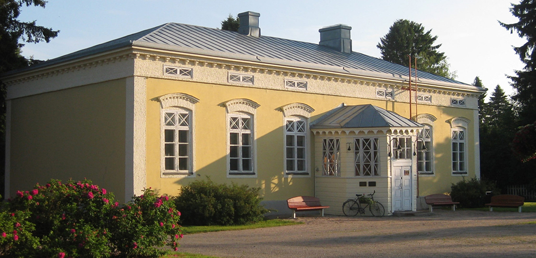 Vilho Lampi -museo sijaitsee keltaisessa uusrenessanssi-tyyppisessä kivirakennuksessa.