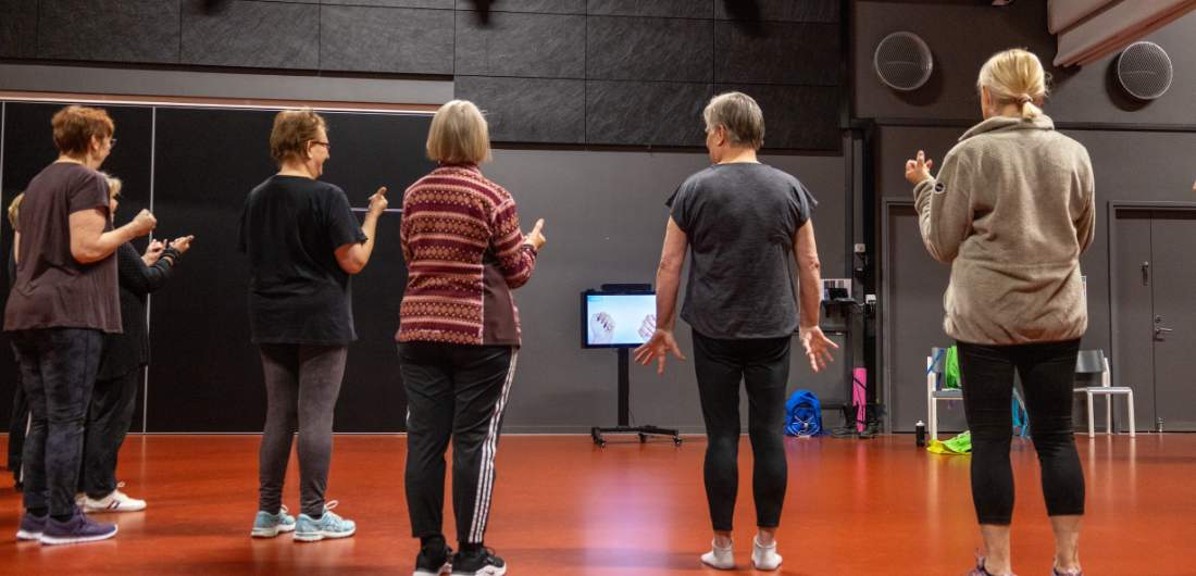 Naisvoimistelijat kokeilevat Virkuttimen käyttöä.