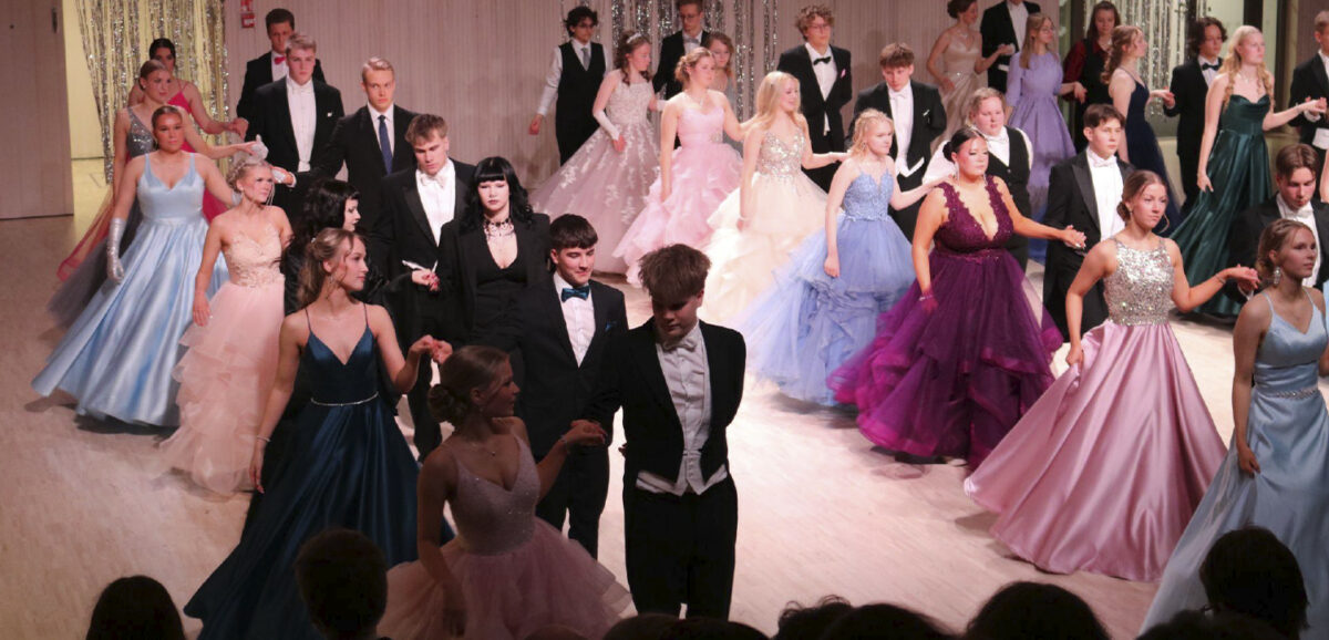 Limingan lukiolaiset wanhojen päivän tanssiaisissa.