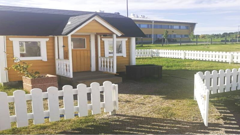 Aapin päiväkodin keltainen leikkimökki ulkoa
