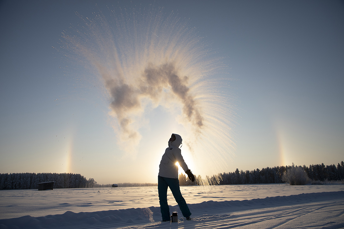 Kuumat vesiroiskeet jäätyvät kovalla pakkasella ilmaan Liminganlahdella.