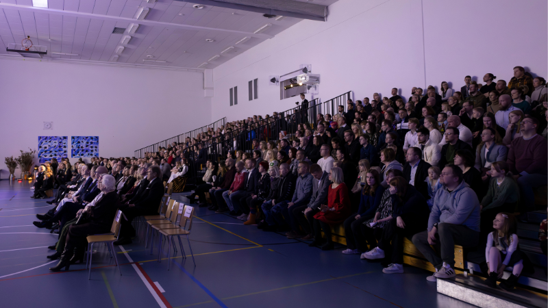 Juhlayleisöä Tupoksen koulun 100-vuotisjuhlassa.