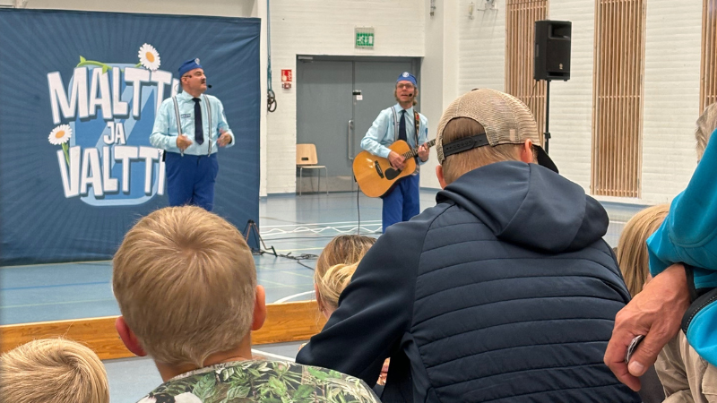Yleisö seuraa Maltin ja Valtin esiintymistä.