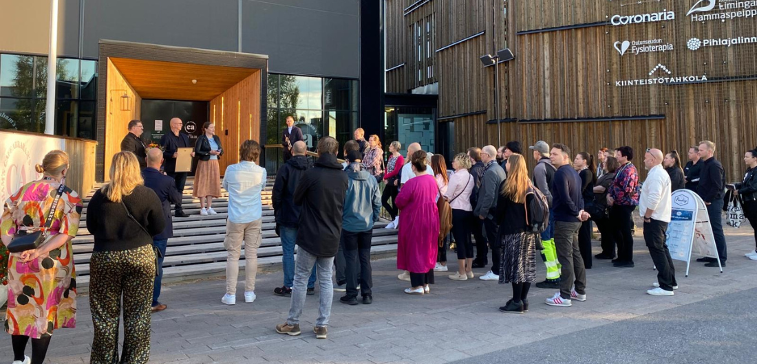 Yrittäjät ja kunnan edustajat kuuntelevat Pekka Rajalan puhetta yrittäjän päivän aamupalalla.