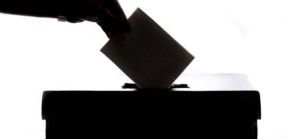 Vaalilipuketta tiputetaan laatikkoon.