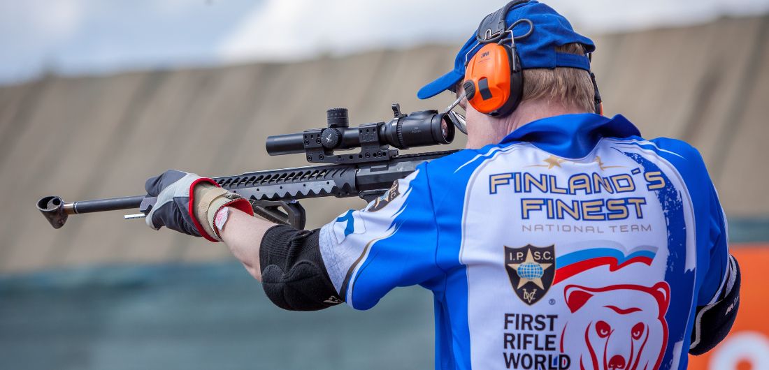 Ampumaurheilija suorituspaikalla.