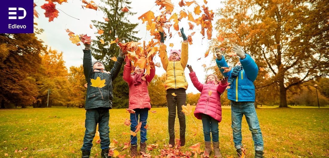 Lpaset hyppäävät ilmaan heitellen syksyisiä lehtiä ympärilleen. Nurkassa Edlevo-sovelluksen logo.