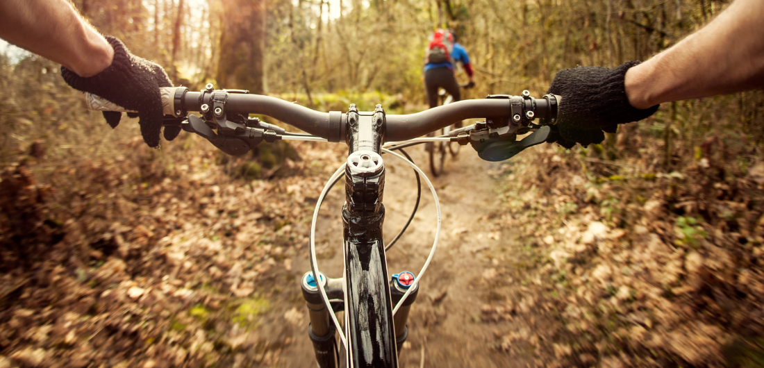 Kuva ihmisestä maastopyöräilemässä.