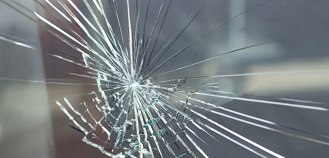 Kuva rikkinäisestä ikkunasta.