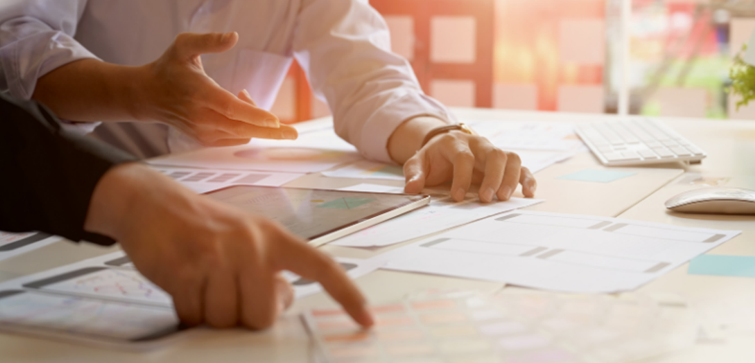 Pöydällä olevaa suunnitelmaa tutkitaan.