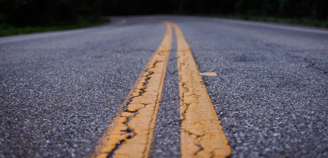 asfalttitien keltaiset keskiviivat