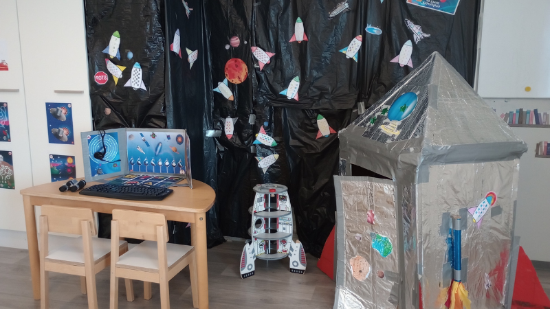 Leikit lentoon -sarjan kuvassa avaruusleikin nurkkaus.