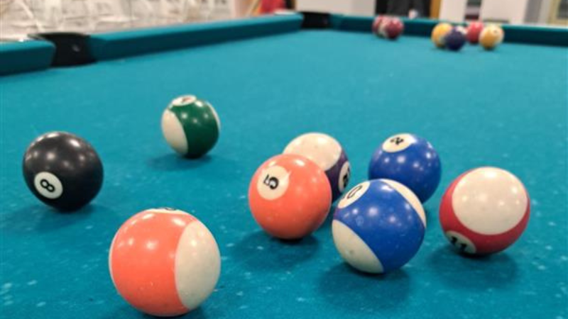 Biljardipalloja pelipöydällä.