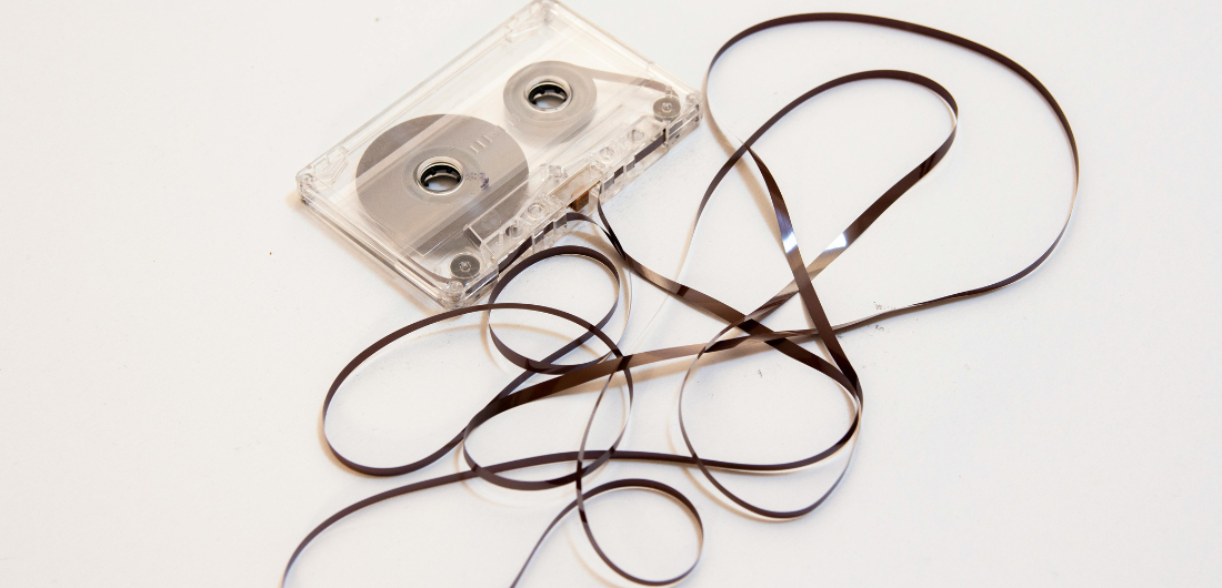 C-kasetti, jonka nauha purkautuu ulos.