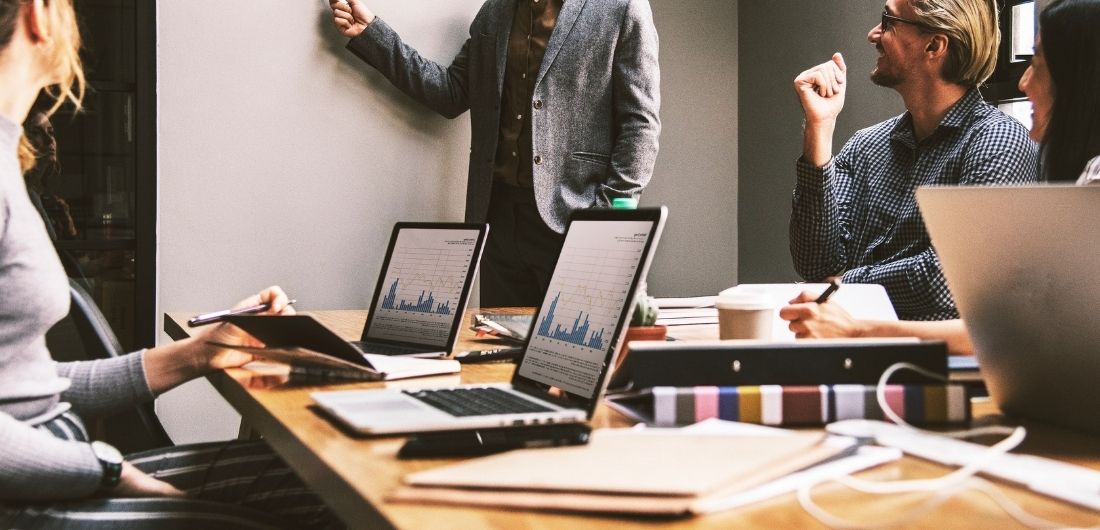 Henkilöt kokouksessa.