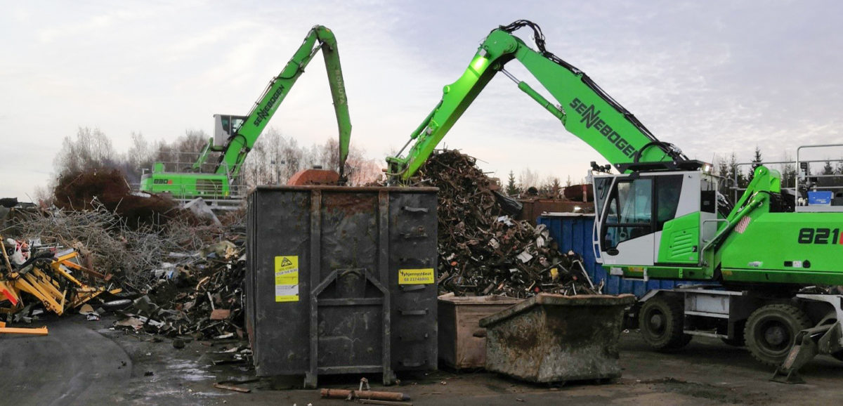 Työkoneet käsittelevät metalliromua Ekokorttelissa
