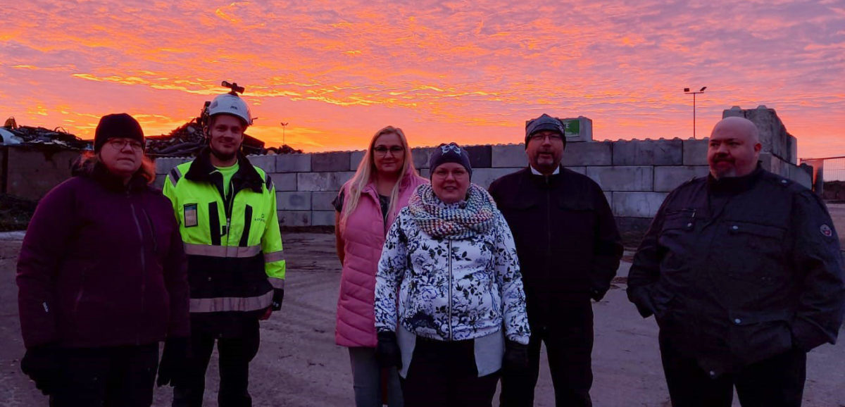 Ekokorttelissa vieraileva työryhmä.