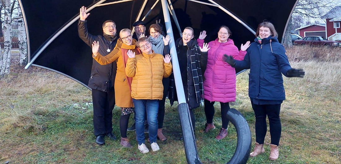 Liimngan kunnan elinvoimatiimi vilkuttaa jättisateenvarjon alla.