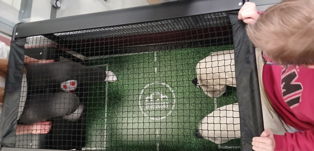 Erkkanuokkarin osallistujat pelaavat jalkapallopeliä.