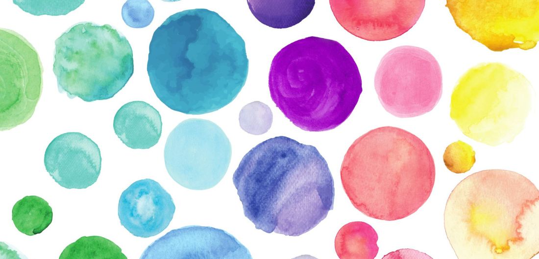 Värikkäitä palloja valkoisella taustalla