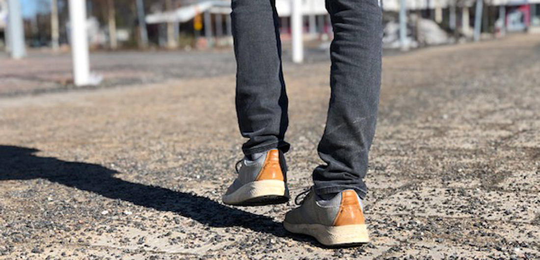 Jalat kävelevät hiekoitetulla torilla.