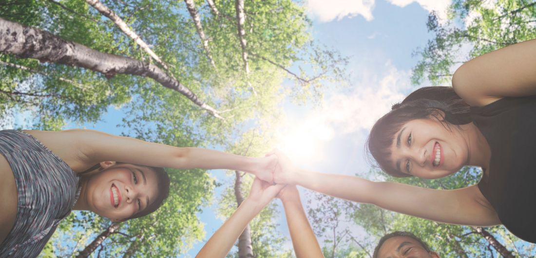 Nuoret heittävät ylävitosen.