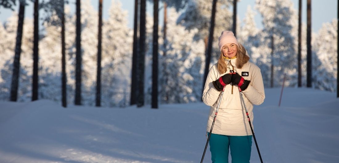 Nainen hiihtää Rantakylässä.