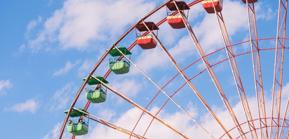 Maailmanpyörä huvipuistossa.