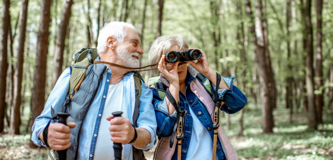 Kaksi senioria kävelyllä luonnossa.